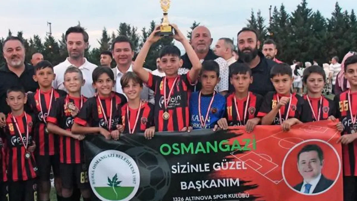 Bursa Osmangazi’de minik yetenekler futbol şöleninde buluştu