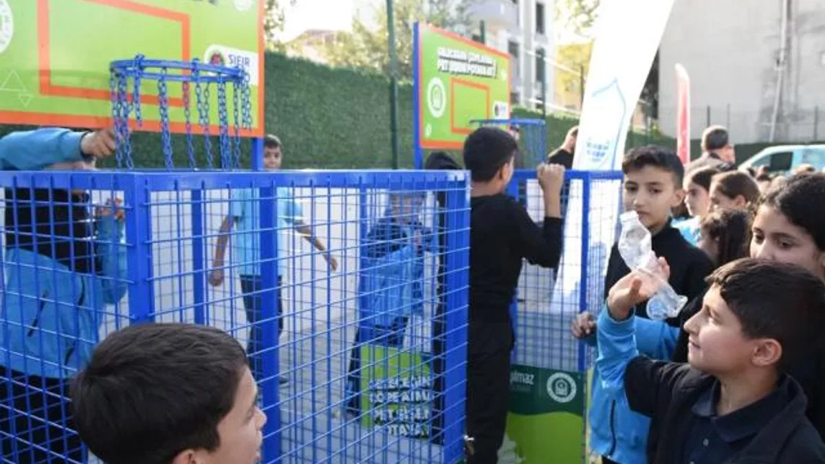 Bursa Yıldırım’da çocuklar şişeleri potaya smaçlıyor