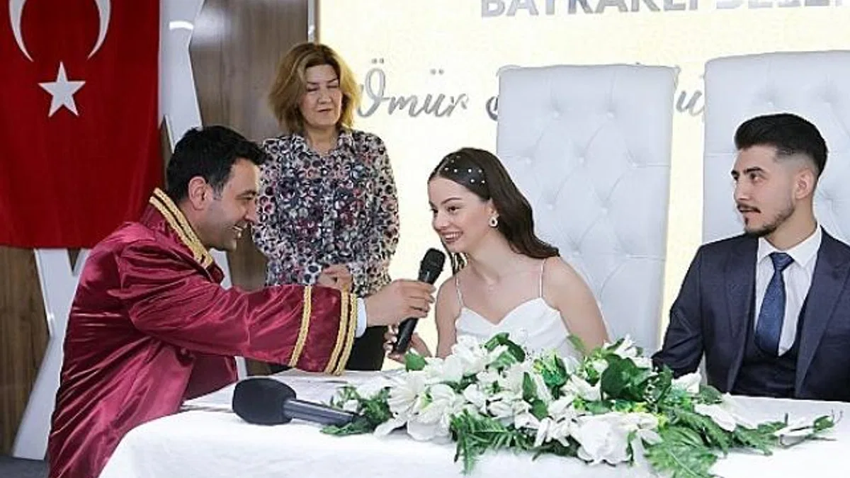 Başkan İrfan Önal ilk nikahlarını kıydı
