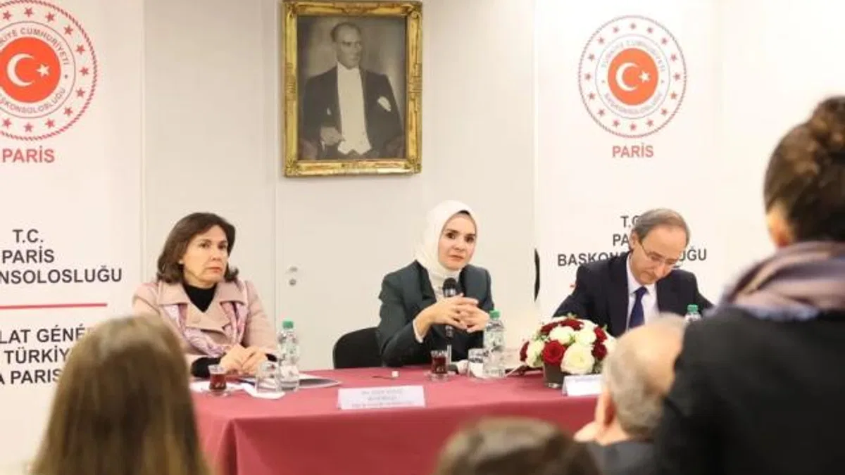 Bakan Göktaş Paris’te Türk vatandaşlarla buluştu