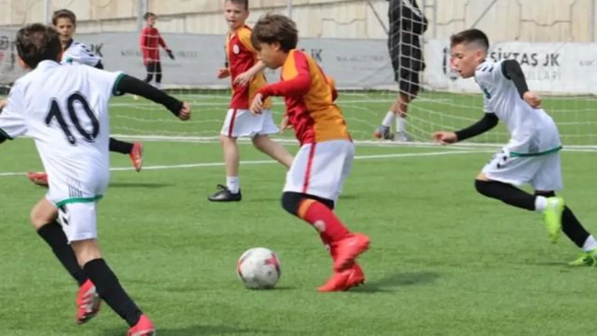 İzmit Belediyesi minik futbolculara bayramı yaşattı