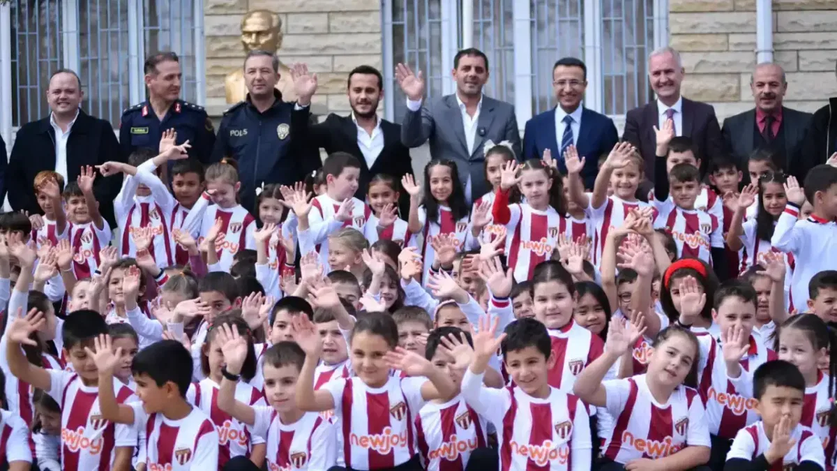 İnegöl’de yürütülen sosyal sorumluluk projesiyle yediyüz elli öğrenci kulüp formasına kavuştu