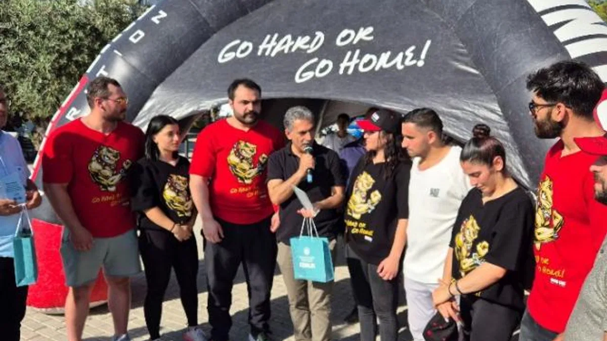 Gemlik’te şampiyonlardan “Halkla Bilek Güreşi”