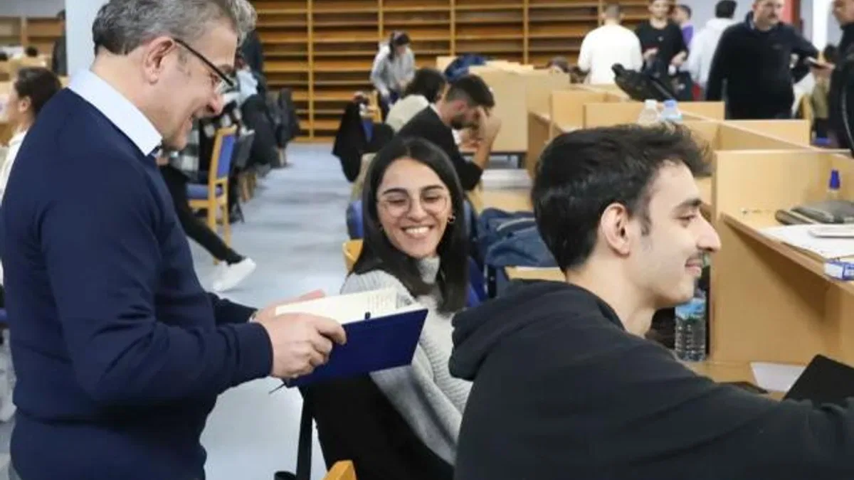 DEÜ Rektörü Yılmaz’dan öğrencilere sürpriz