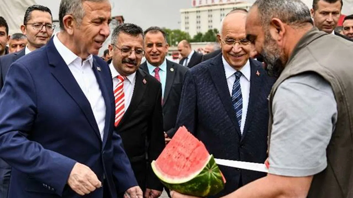 Seçim zaferini karpuzla kutladılar