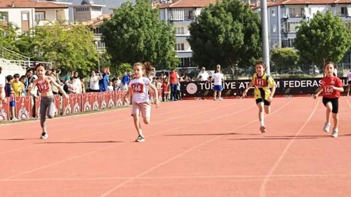 “En Hızlı Benim” atletizm yarışmasına yoğun ilgi
