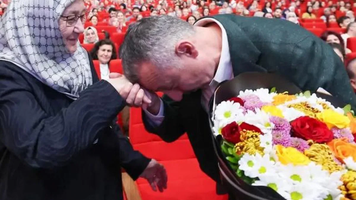Kocaeli’de Başkan Büyükakın’dan annesine çiçekli kutlama