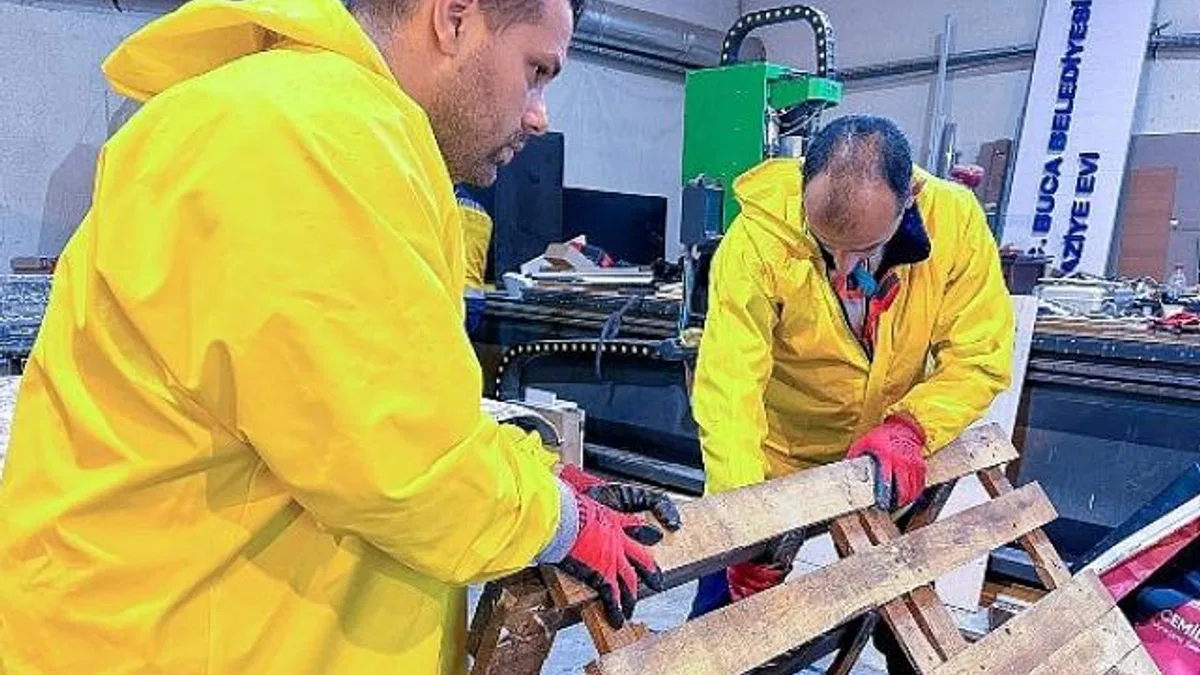 Buca’da atık malzemeler sokak hayvanları için yuvaya dönüşüyor