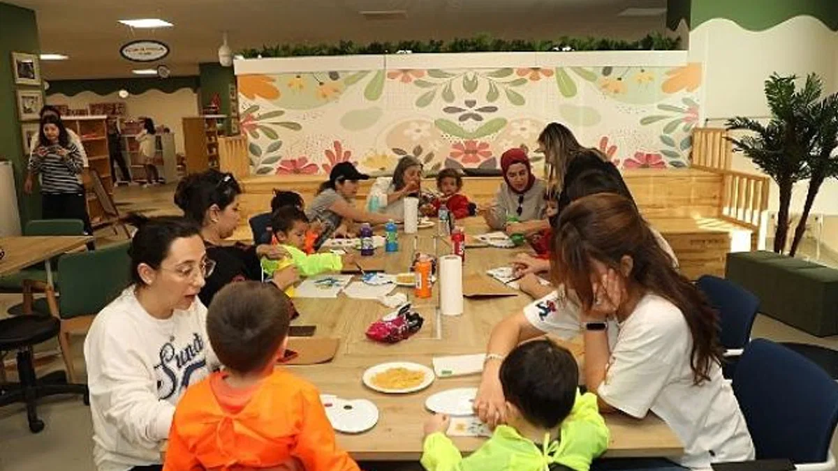 Büyükşehir Oyuncak Kütüphanesinde, Anne ve Çocuklar Birlikte Eğleniyor