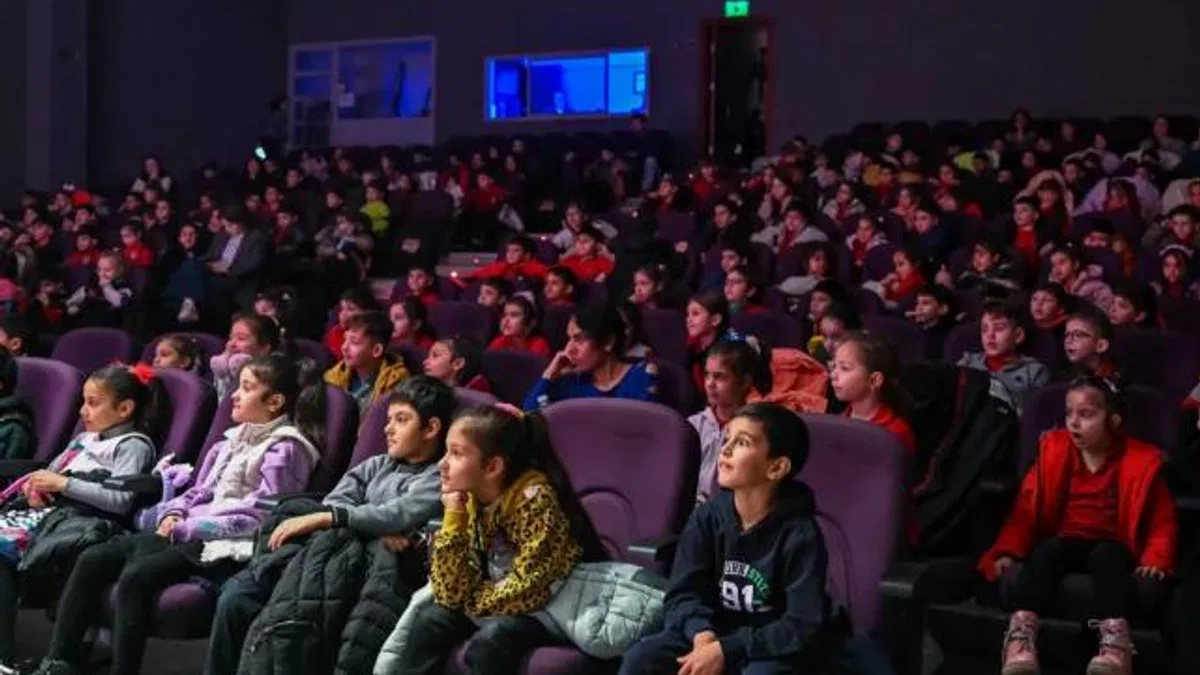 İzmir’de Başkan Eşki’den miniklere sinema müjdesi