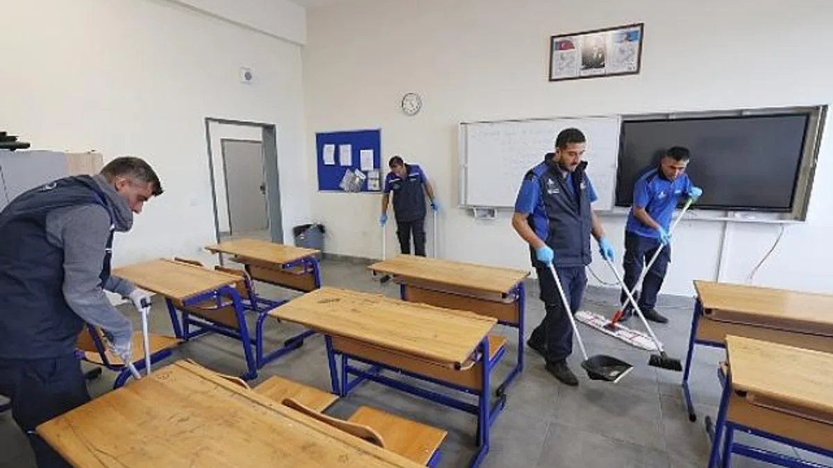 İBB, Bir Haftada 65 Bin Öğrencinin Okulunu Temizledi