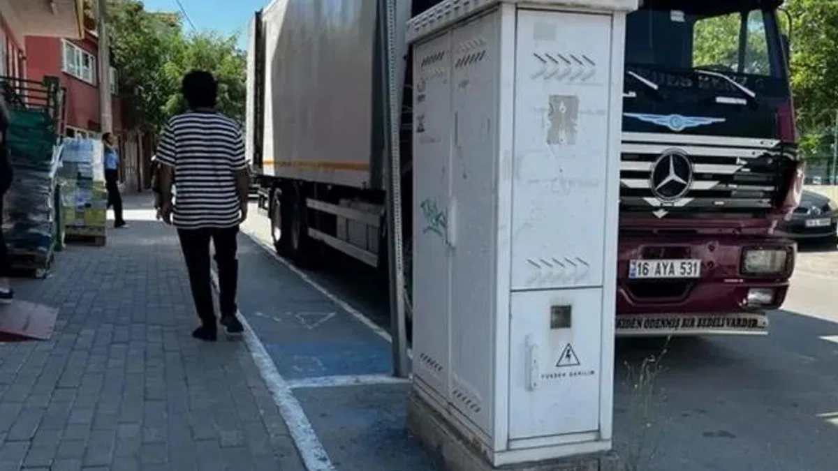 Bilinçsiz sürücüler bisiklet yollarına engel oluyor