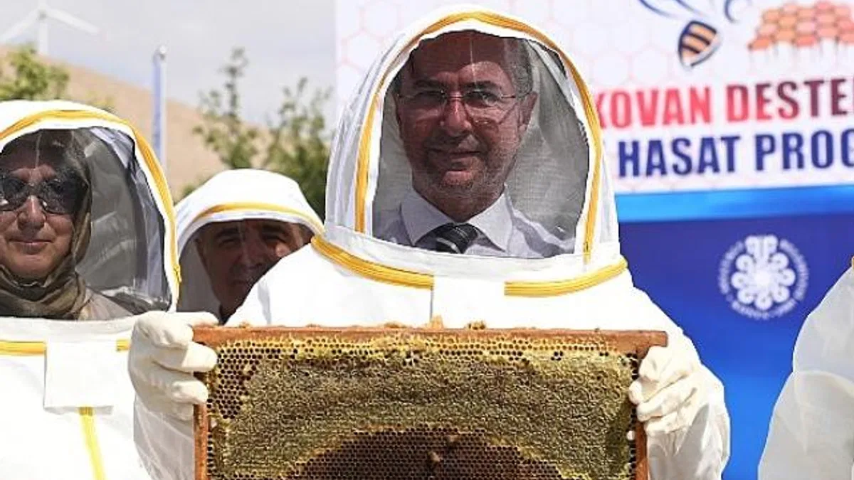 Selçuklu Belediyesi’nin kırsal mahallelerde kalkınmanın ve hayvansal üretimin geliştirilmesi amacıyla hayata geçirdiği ‘% 50 Hibeli Arılı Kovan Desteği’ne başvurular başladı.