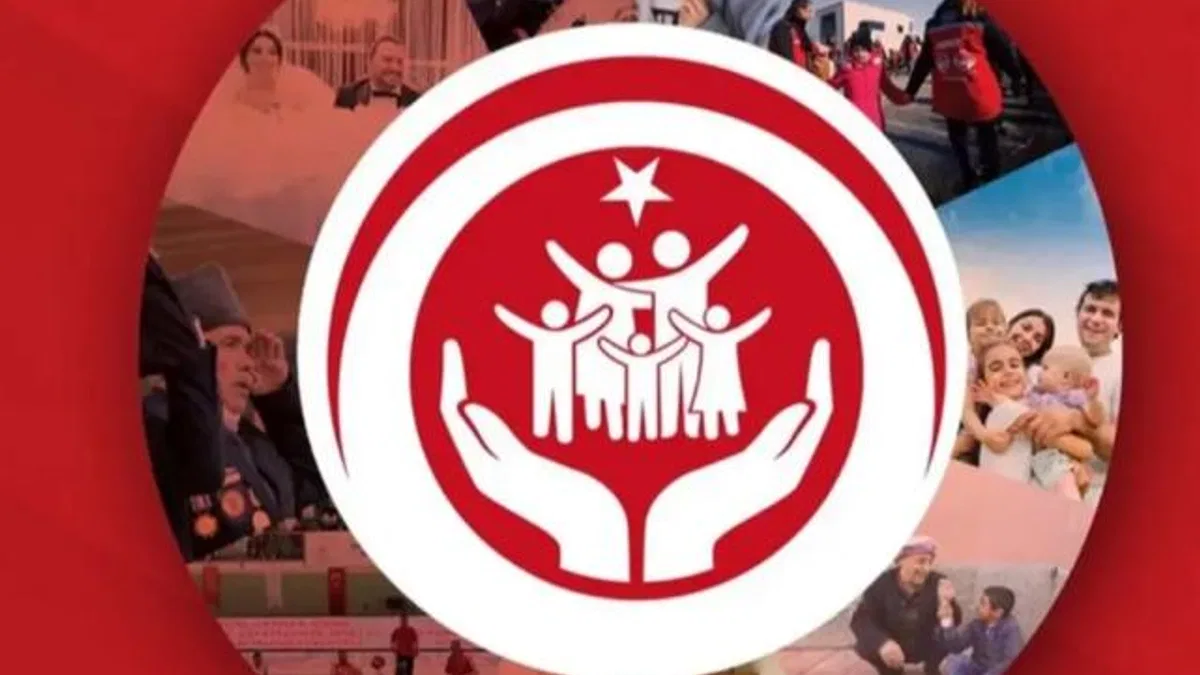 Bakanlıktan örnek yaklaşım… Panoya zarar veren gençlerle sağduyulu çözüm