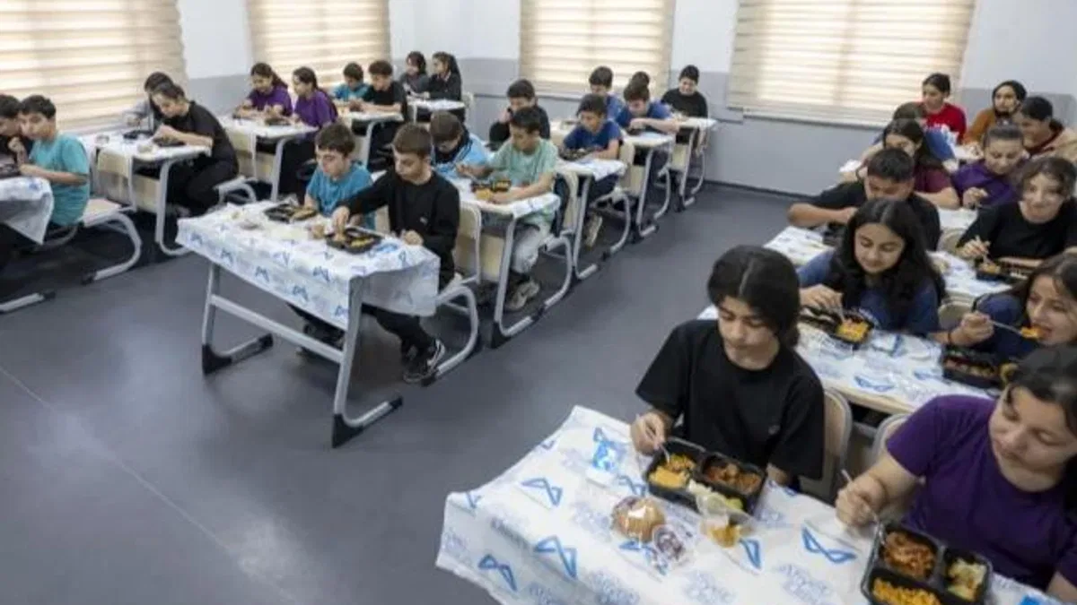 Mersin’de öğrencilere hem eğitim hem sıcak yemek desteği