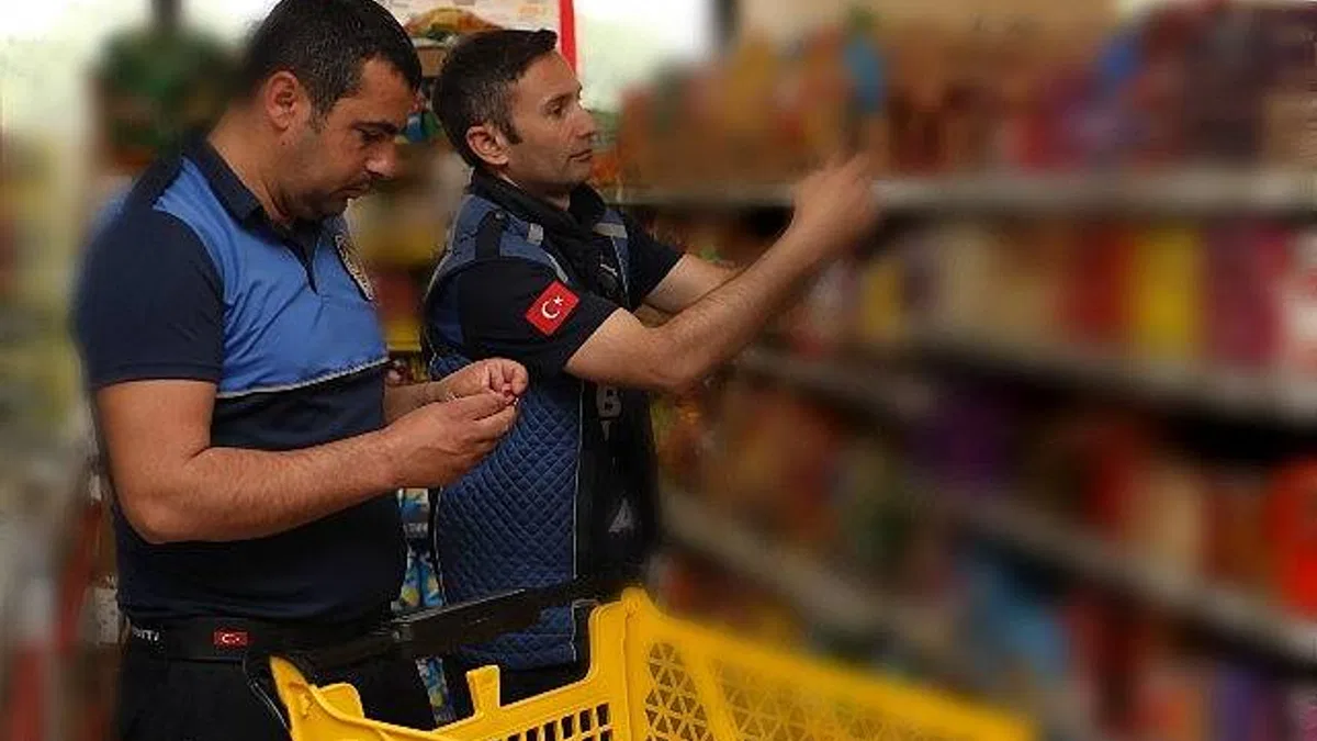 Burhaniye Belediyesi Zabıta Müdürlüğüne bağlı ekipler ilçe genelindeki zincir marketlere kapsamlı bir denetim gerçekleştirdi