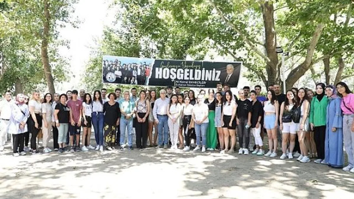 Burhaniye Belediyesi’nden 4.500.000 TL geri ödemesiz burs desteği