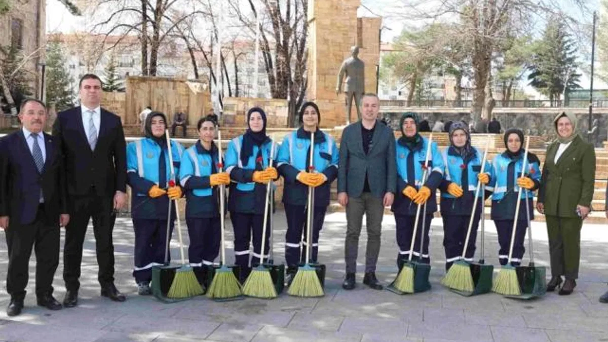 Sivas’ta şehir temizliğine kadın eli değdi