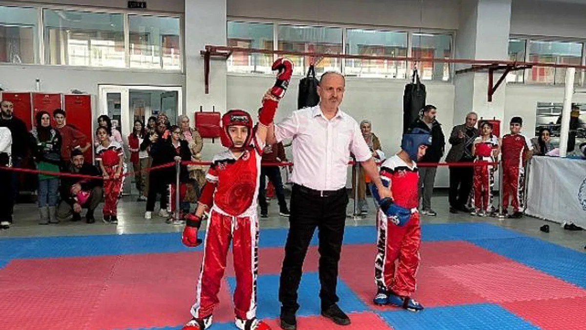 Canikli Sporculardan Gövde Gösterisi