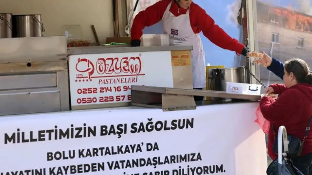 Muğla’da yangında hayatını kaybedenler için lokma dağıttı