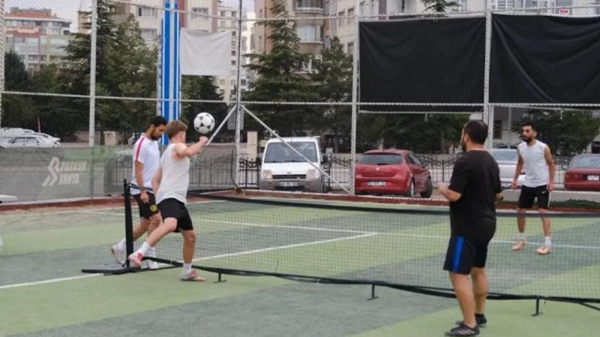 Konya’da ayak tenisi heyecanı