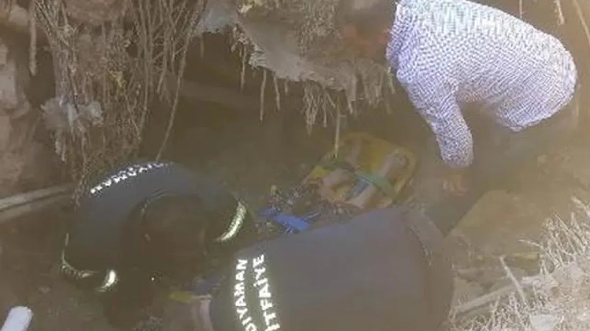 Adıyaman’da göçük altında kalan yaşlı kadın itfaiye ekiplerince kurtarıldı