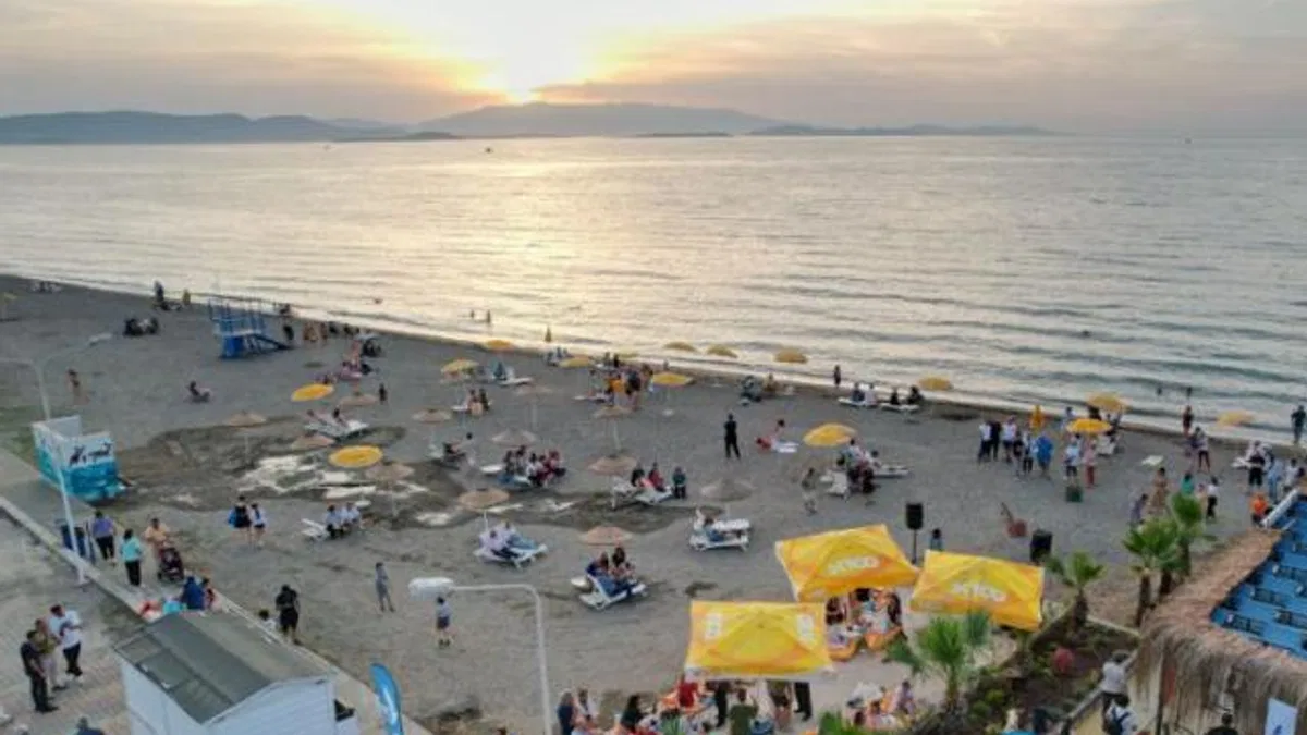 Başkan sözünü tuttu Güzelbahçe’de şezlong ve şemsiye ücretsiz
