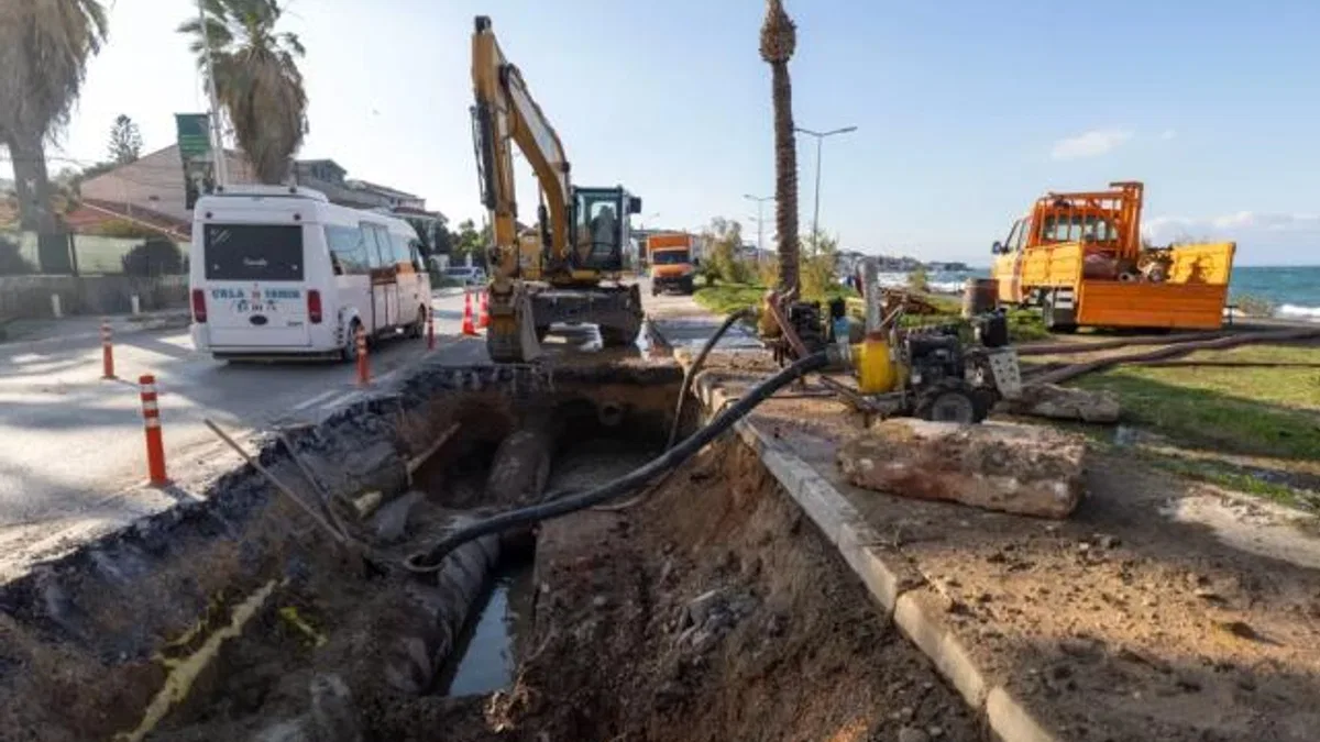 İzmir Mithatpaşa’da ana boru arızası için İZSU seferber oldu