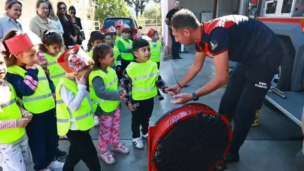 Efes Selçuklu minikler itfaiye haftası kapsamında istasyonu ziyaret etti