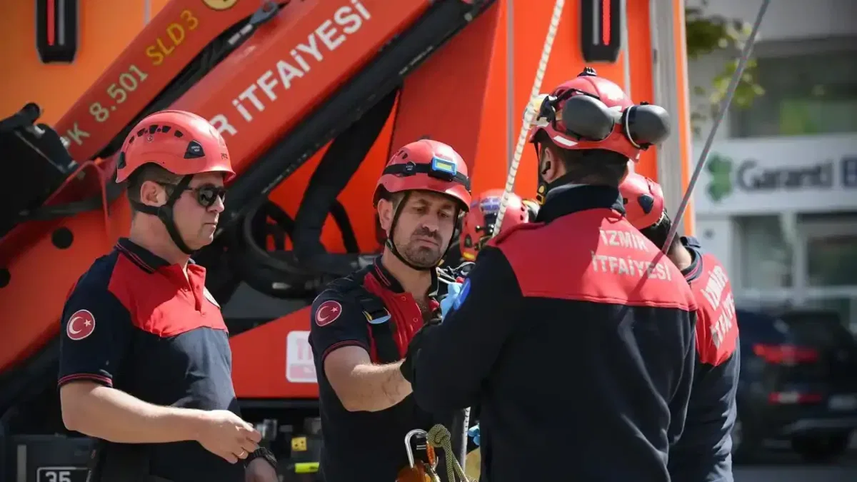 İzmir itfaiyesi olası felaketler için gerçeği aratmadı