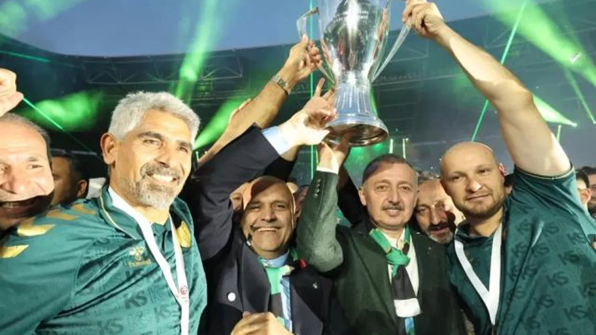 Kocaeli şampiyonluk kupasını kaldırdı!