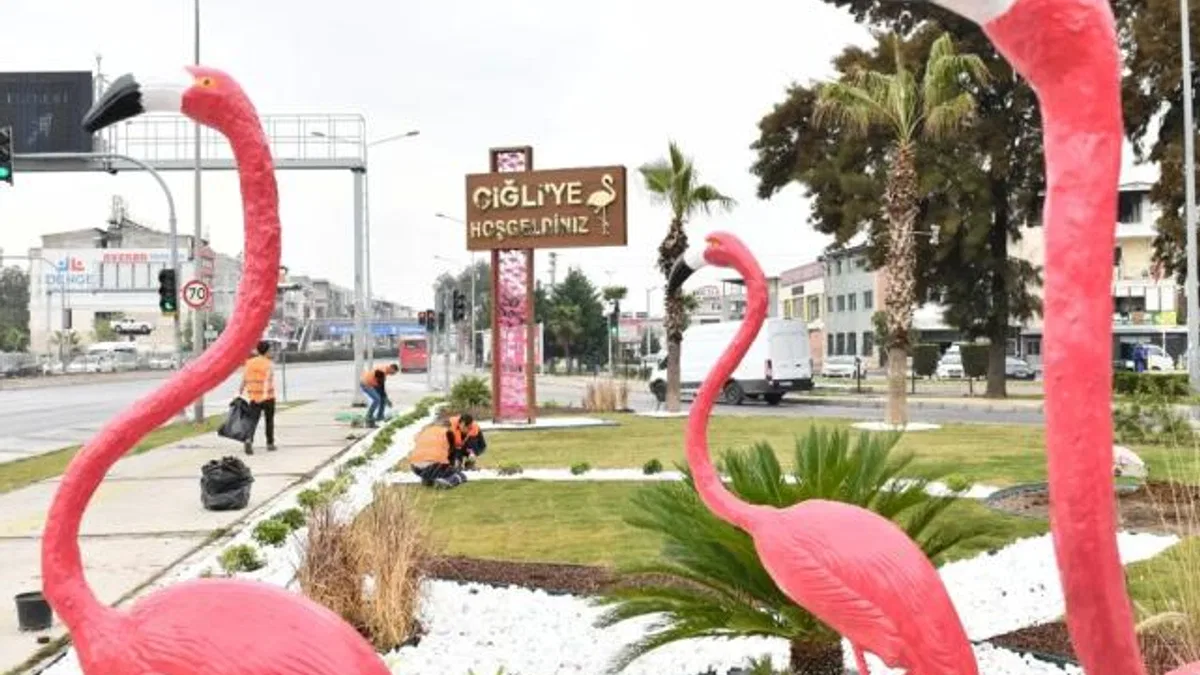 İzmir Çiğli’de ziyaretçileri flamingolar karşılıyor