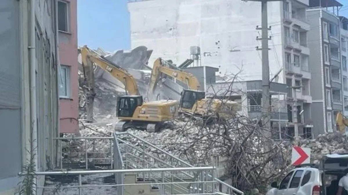 Hatay’da riskli binaların yıkımı devam ediyor