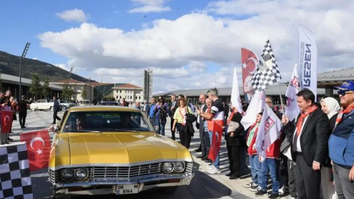 Osmangazi’de klasik otomobiller Başkan Aydın’ın startıyla yola çıktı