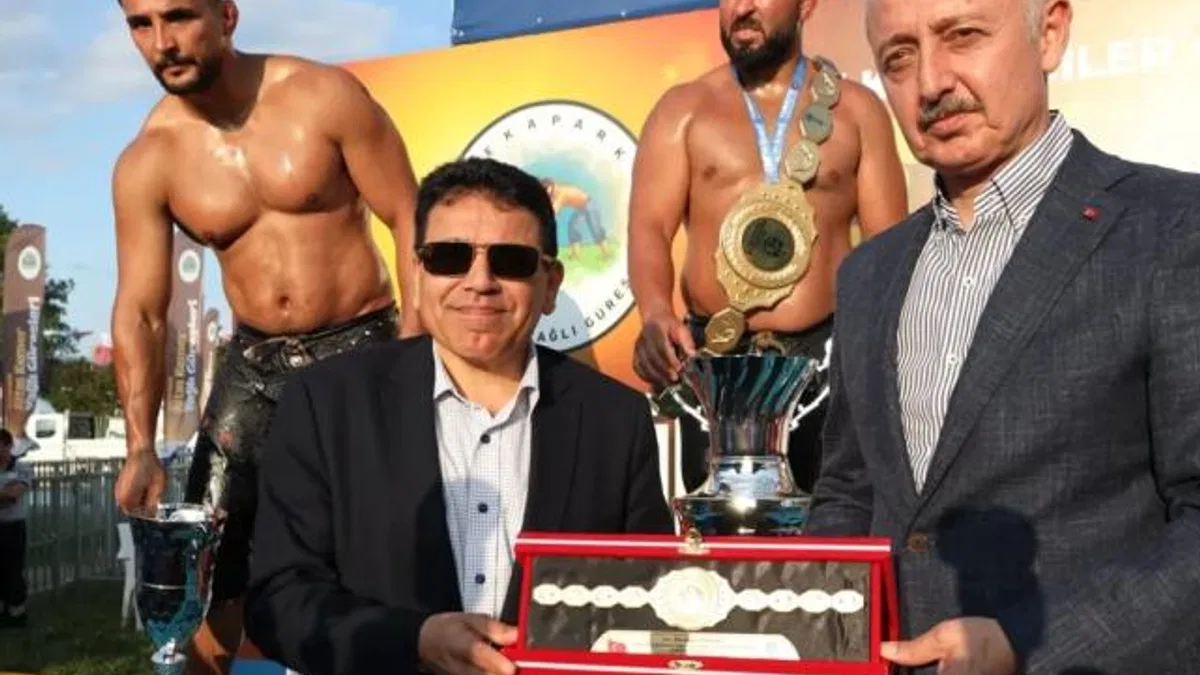 Kocaeli yağlı güreşlerde başpehlivan Orhan Okulu oldu