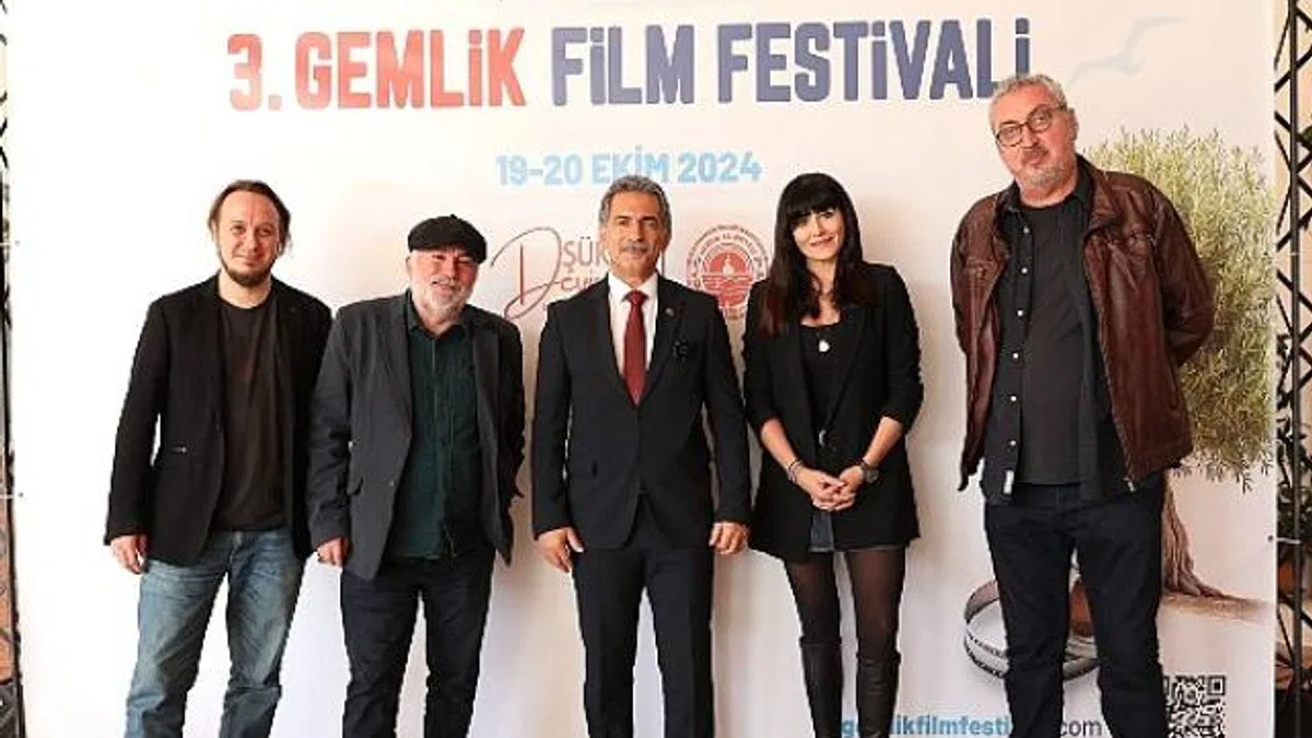 Festivalin açılış konuşmasını Gemlik Belediye Başkanı Şükrü Deviren yaptı.