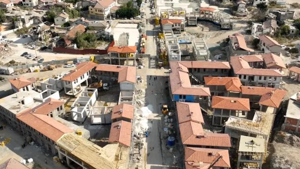 Hatay’ın kalbi ayağa kaldırılıyor! Tarihi Uzun Çarşı’da depremin izleri siliniyor