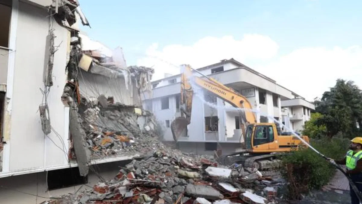 Bakırköy’de riskli binalar güvenli hale geliyor… 5 binada yıkım başladı