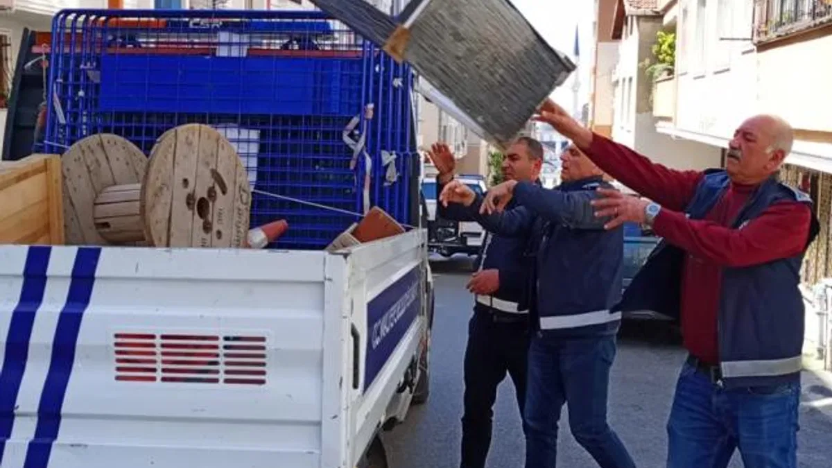 Maltepe’nin iki mahallesinde kaldırım ve yol işgali denetimi