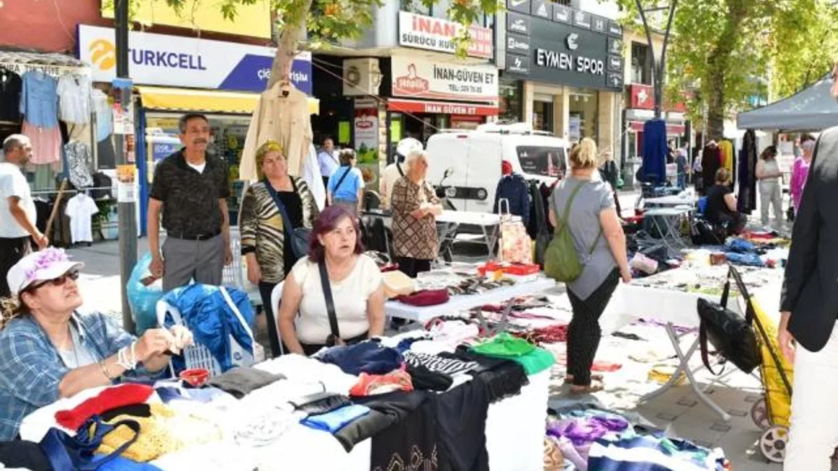 İzmir Çiğli’de 2. el eşya ve kıyafet kermesine yoğun ilgi