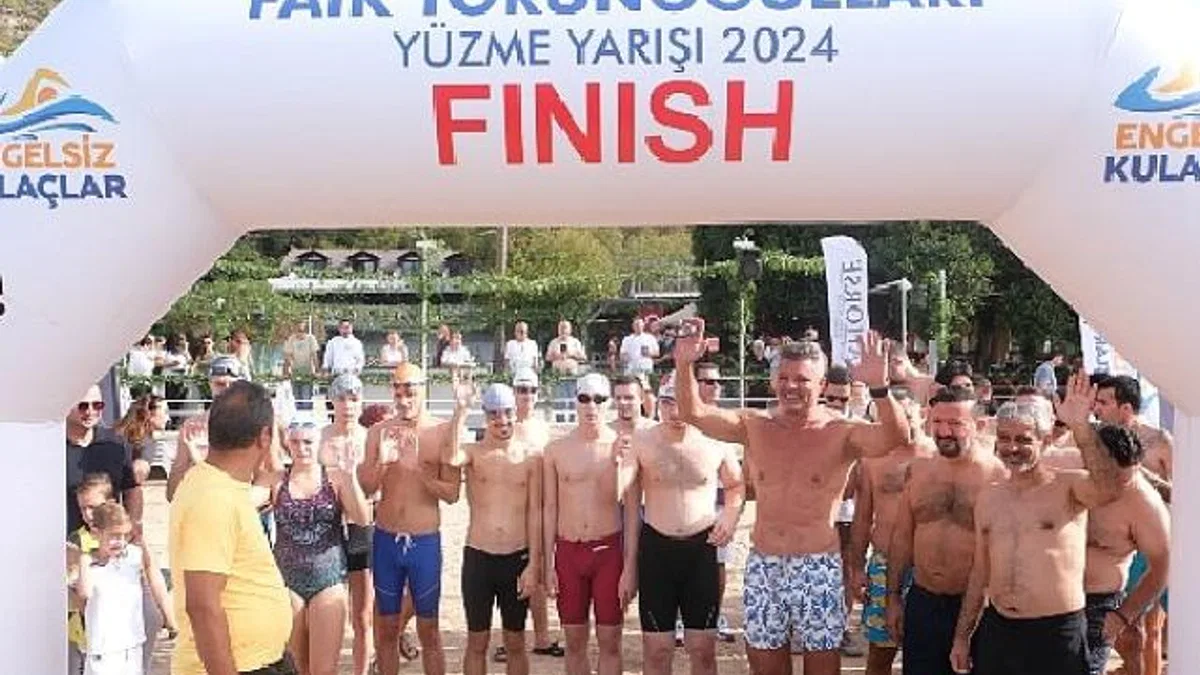Engelsiz Kulaçlar’ın 6.’sı Fethiye’de Gerçekleşti, Özel Eğitime Gereksinim Duyan Gençler Sadettin Saran ile Yüzdü