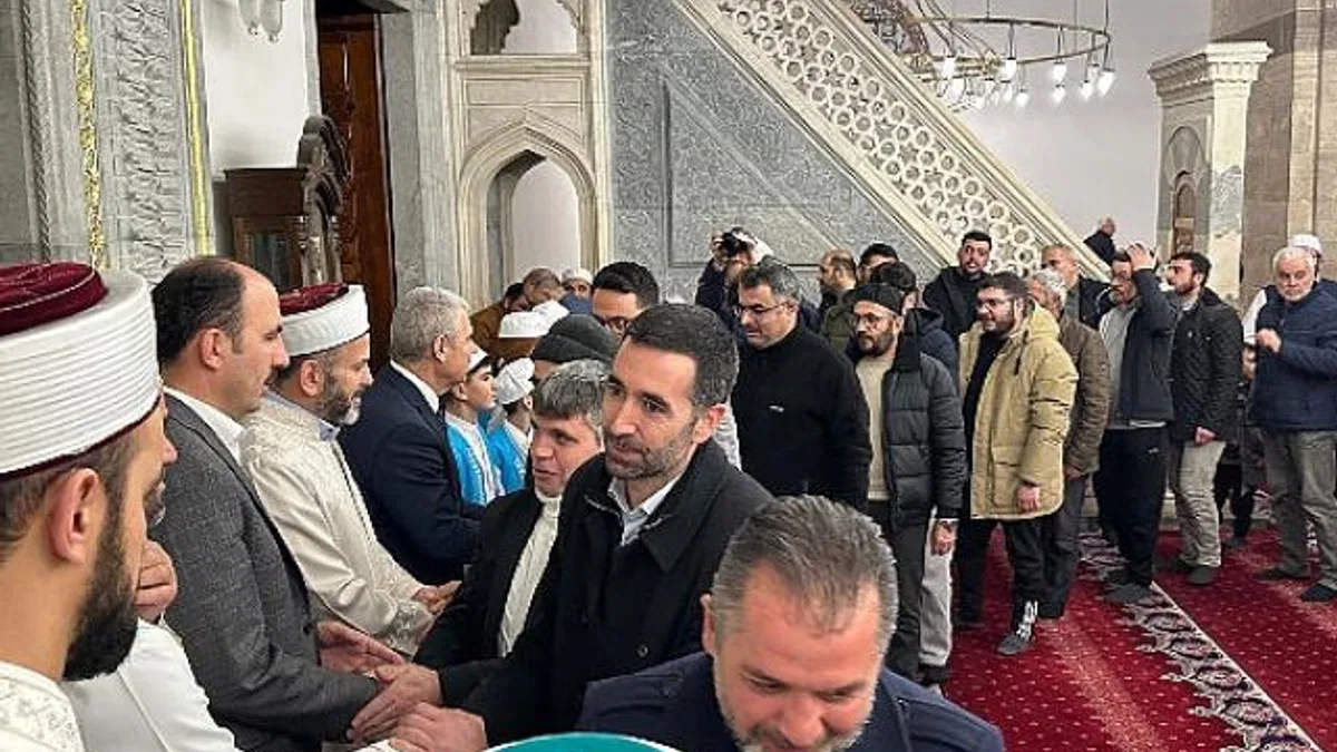 Vali Akın ve Başkan Altay Konyalıların Kandil Bereketine Ortak Oldu