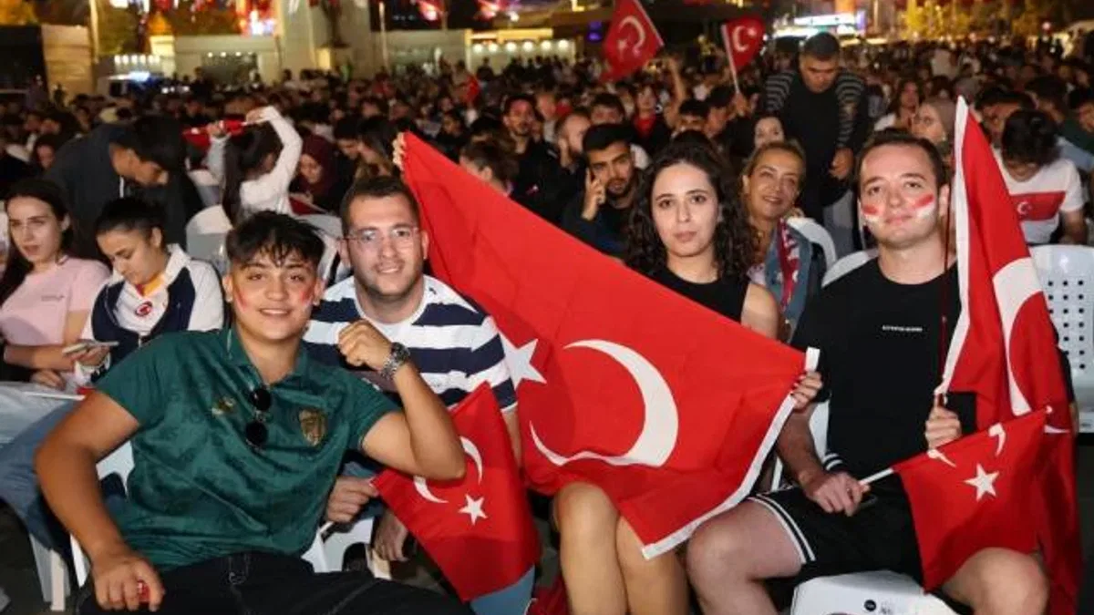 Kocaeli Kent Meydanı’nda yer gök kırmızı-beyaz