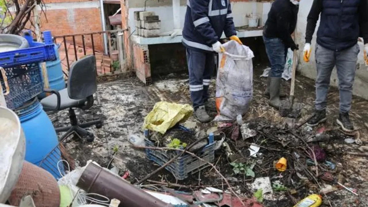 İzmir’de Efes Selçuk’ta çöp ev temizliği