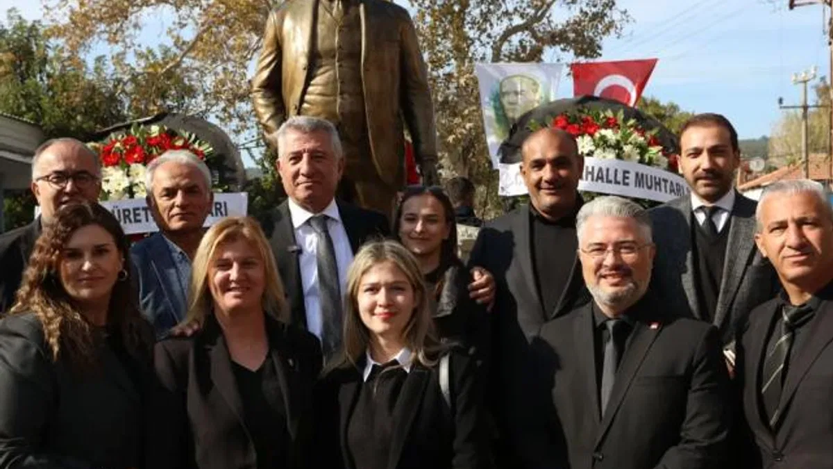 İzmir Güzelbahçe’ye Atatürk’ün yeni heykeli dikildi