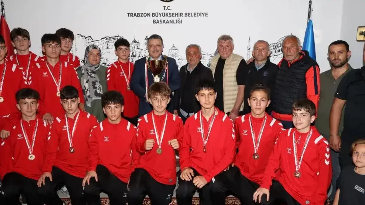 Trabzon’da Başkan Genç, şampiyon takımı ağırladı