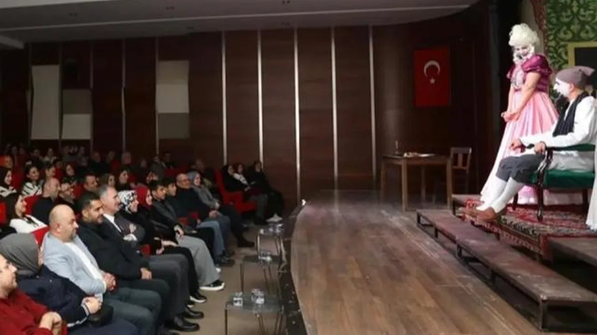 Bursa İnegöl’de ‘Hastalık Hastası’ seyirciyle buluştu