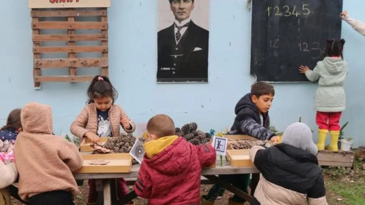 Adana’da okulun atıl bahçesinde ‘açık hava’ ders