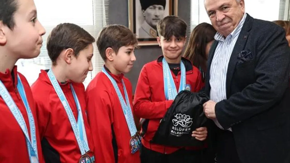 Bursa’da Başkan Özdemir başarılı sporcuları ağırladı