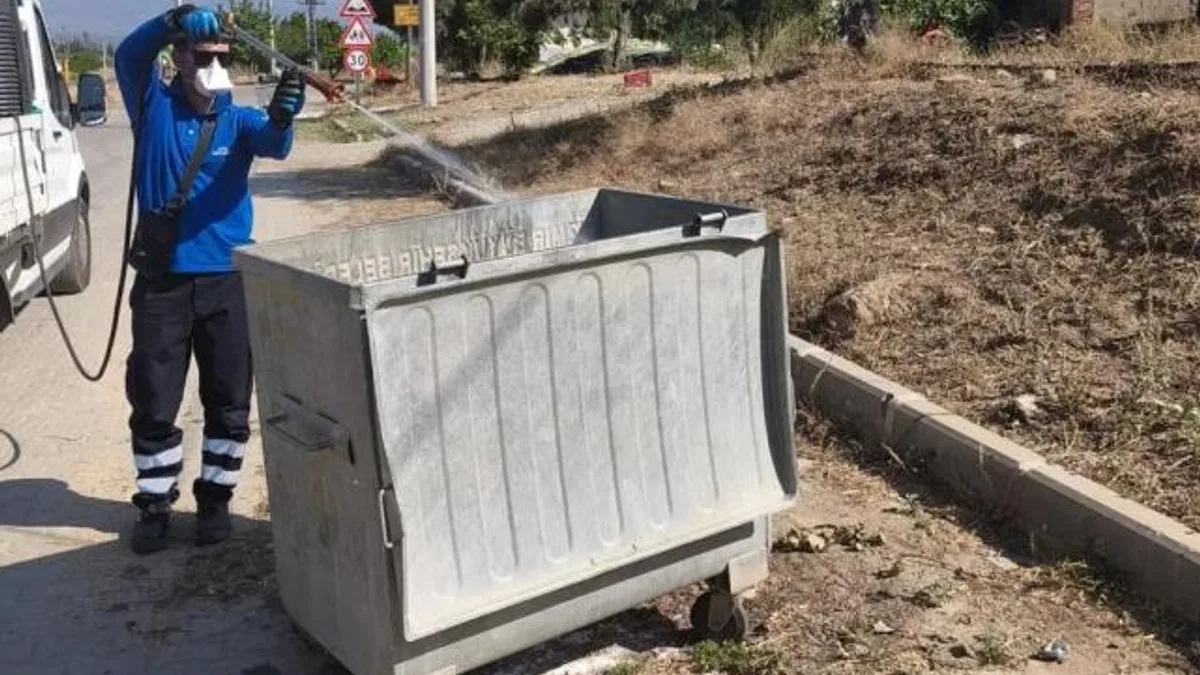 İzmir Büyükşehir’in ilaçlama ekibi 30 ilçede iş başında